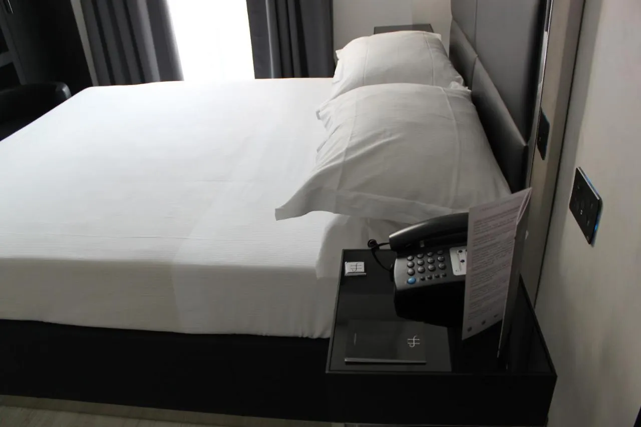 Lhp Hotel Napoleon Mediolan